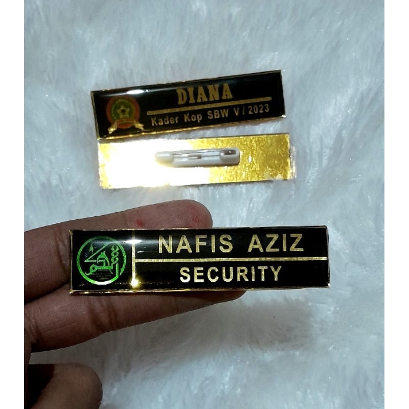 

nametag emas pakai logo peniti akrilik resin begroud hitam tulisan emas