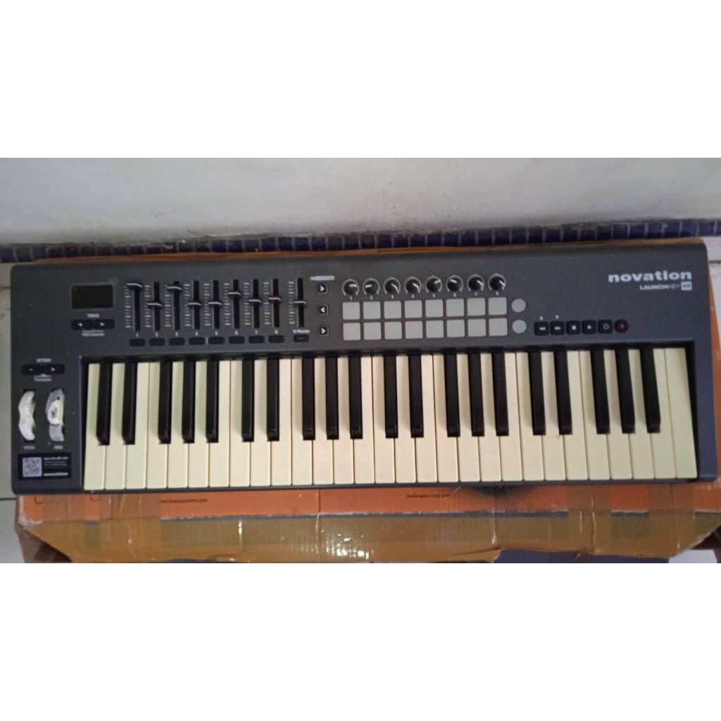 Novation Launchkey 49 (Second) MIDI CONTROLLER Keyboard Piano Aksesoris Musik Bekas