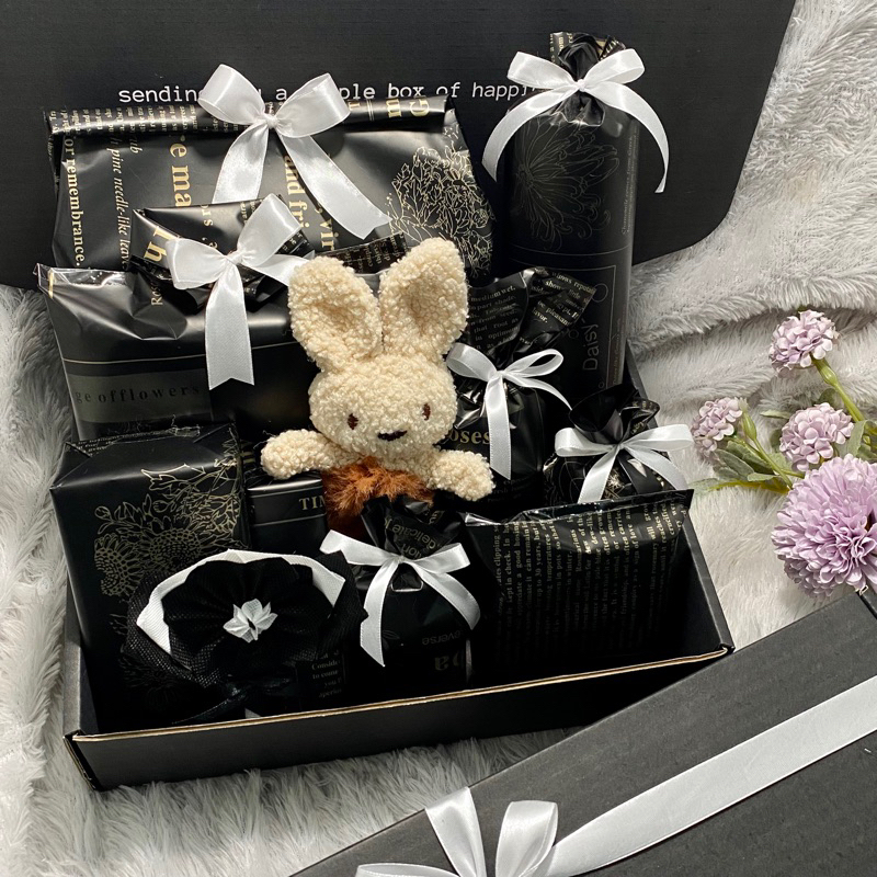 

GIFTBOX HAMPERS SPESIAL BUNGKUS KERTAS KADO HADIAH WANITA BIRTHDAY GRADUATION CHRISTMAS