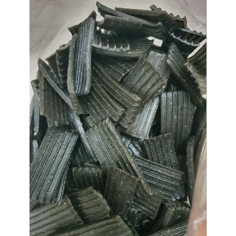 

KERUPUK SISIR HITAM/KERUPUK JENGKOL/KERUPUK MENTAH/KERIPIK SISIR 1 BAL