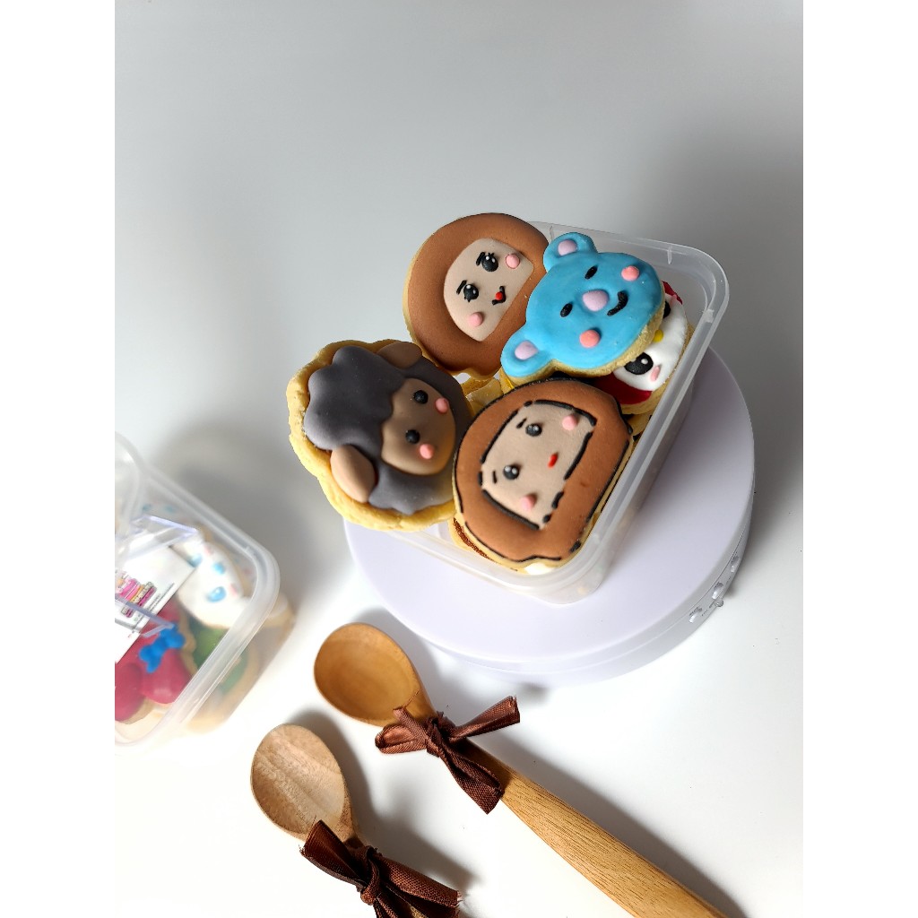 

COOKIES CHARACTER KARAKTER ISI 10 PCS UKURAN SEDANG