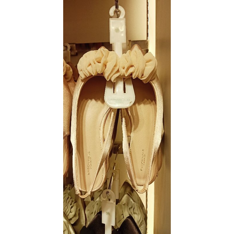 Sepatu dari brand Essentials Original 