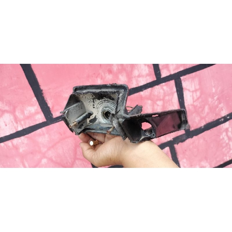 tatakan lampu belakang suzuki crystal