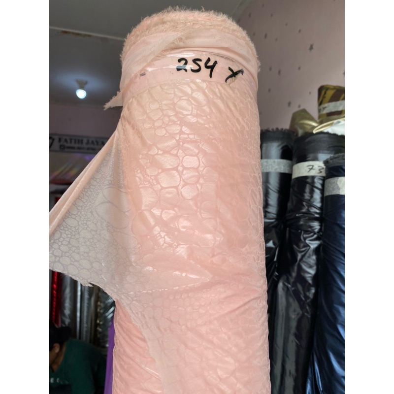 kain parasut motif kulit buaya tipis bahan nembus pandang warna Pink
