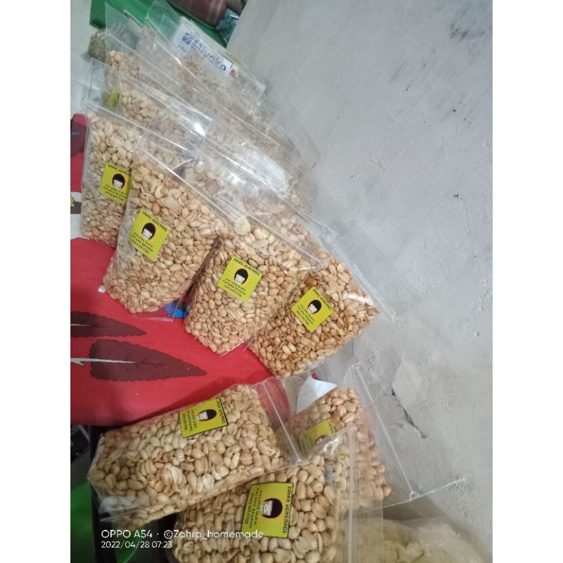 

kacang bawang gurih dan enak 250g