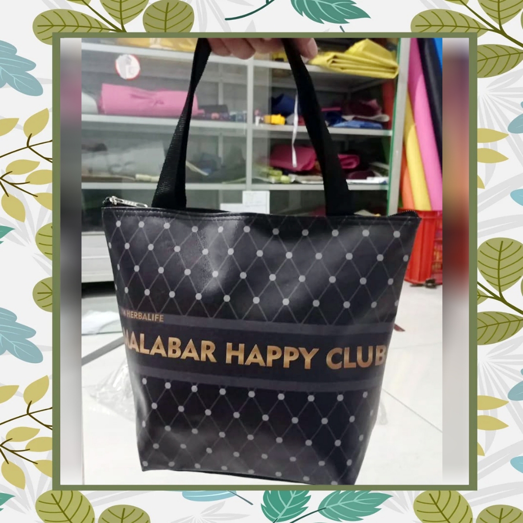 

Tas souvenir Trapesium bahan polyster tebal printing imitasi oscar ( UK 35 X 25 X 10 ) FREE CUSTOM NAMA DESAIN BEBAS / BINGKISAN SNACK