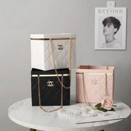 

B40 Kotak Bunga Chanel* | Tas Bunga | Kotak Kado | Handy Bag | Kotak Tenteng Bunga | Flower Box | Box Bunga | Florist | Paper Bag Rantai Gold / Tas Kertas Rantai Emas