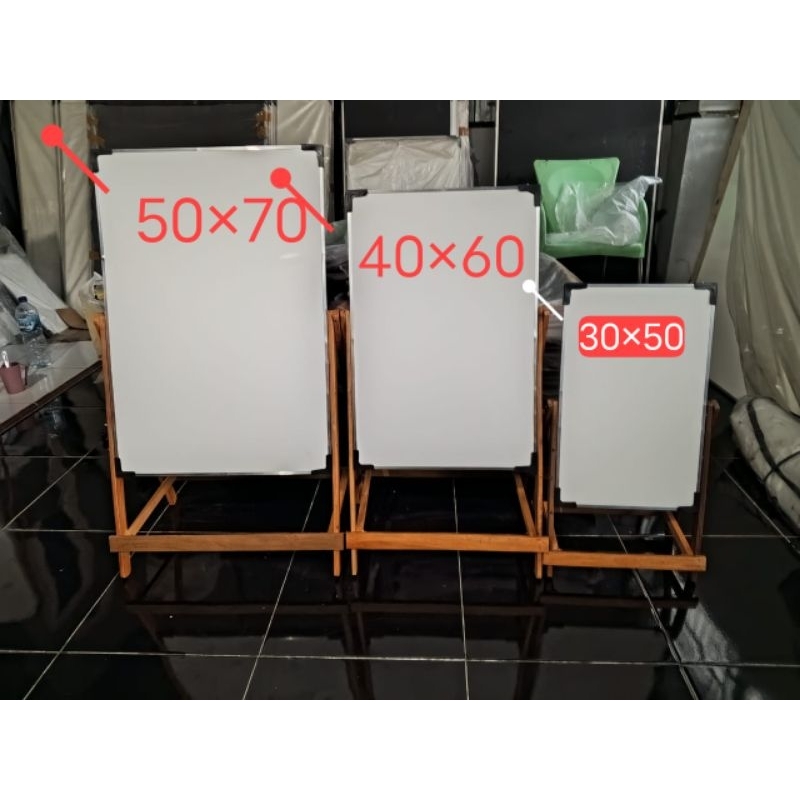 

PAPAN TULIS WHITEBOARD PLUS KAKI KAYU JATI NON LACI uk 50×70, 40×60, & 30×50