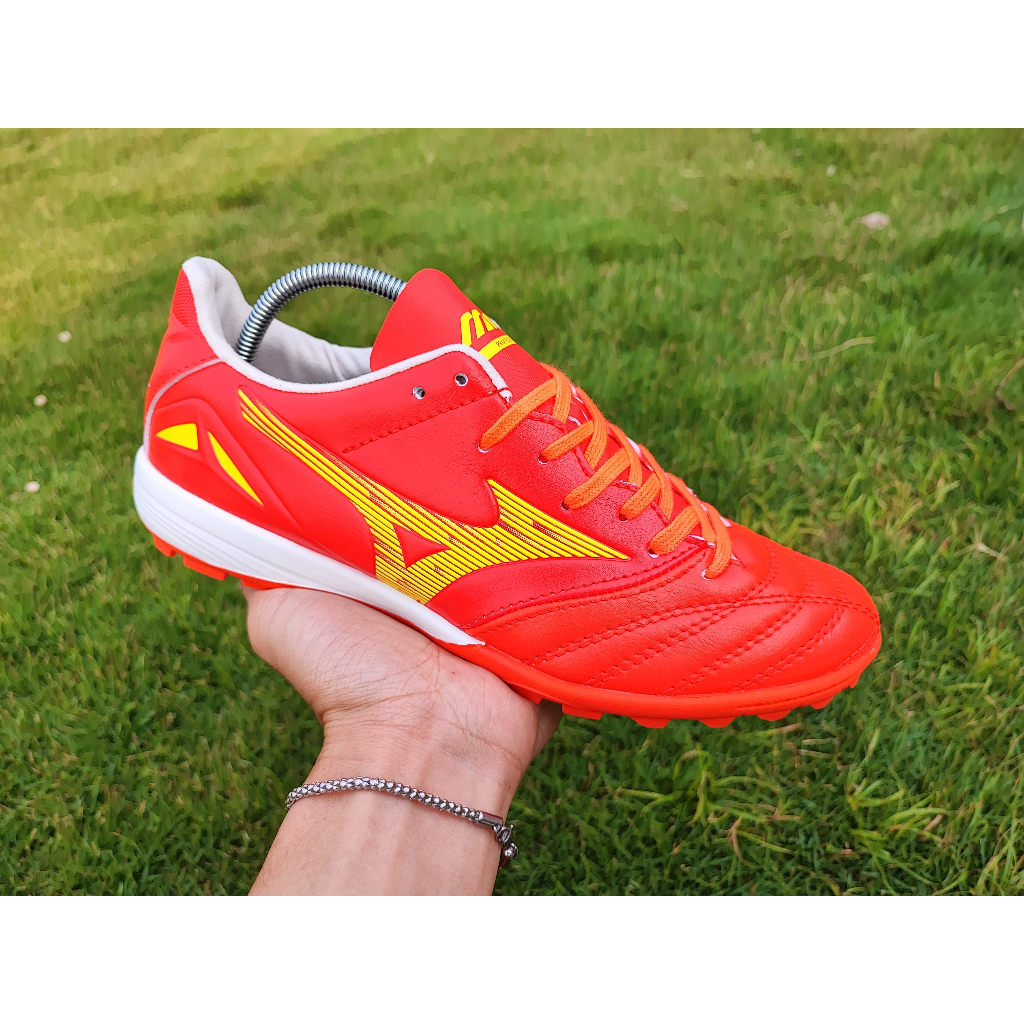 Sepatu Futsal Mizuno Morelia Sala Classic Turf tapak gerigi mini soccer - Fiery Coral Bolt