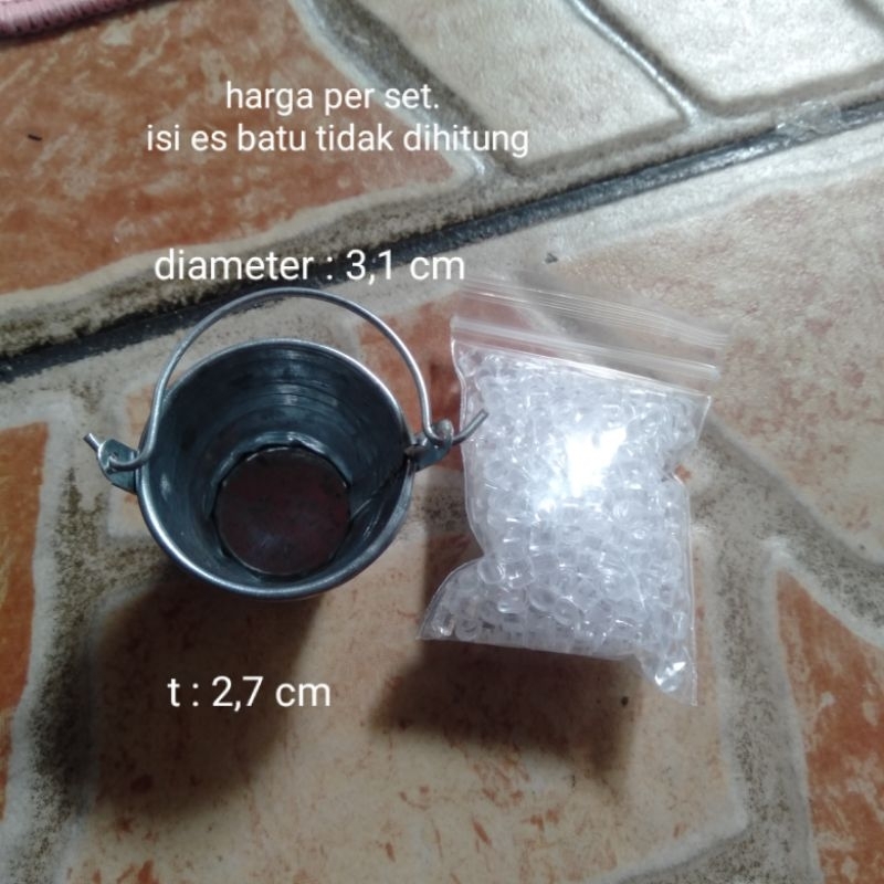 Miniatur Es Batu Dalam Ember