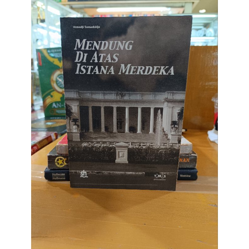 Mendung Di Atas Istana Merdeka