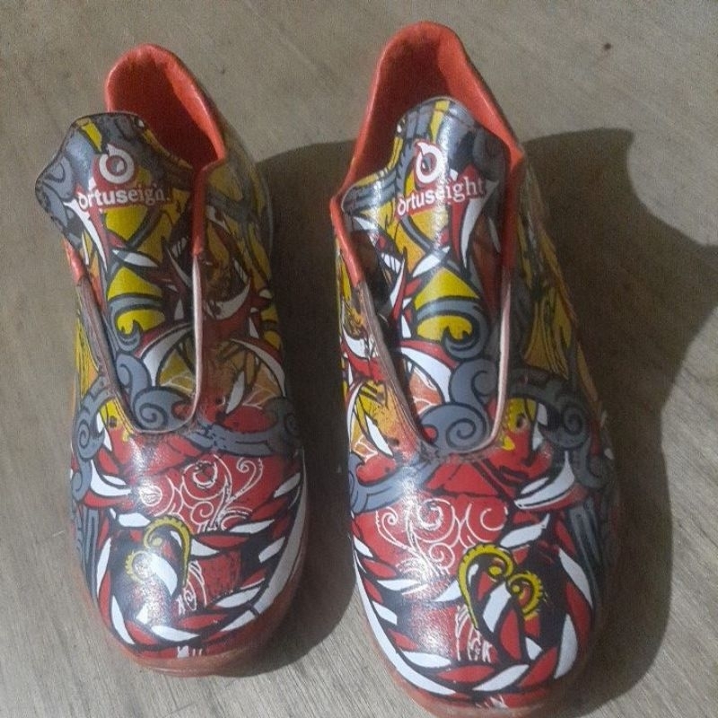 sepatu futsal bekas / second ortuseight size  41