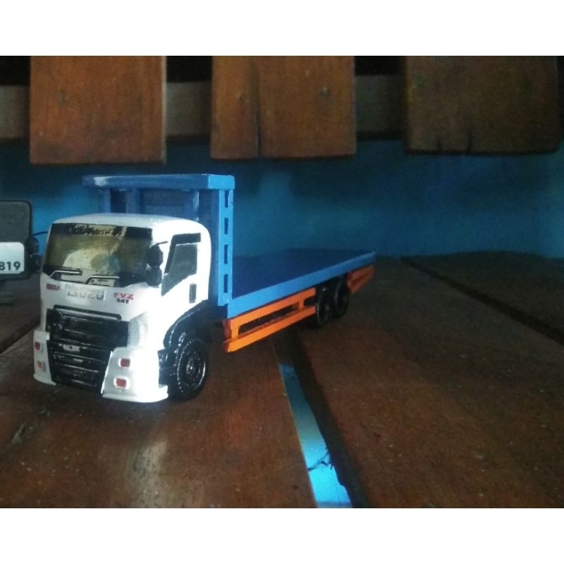 Miniatur truk Isuzu giga losbak
