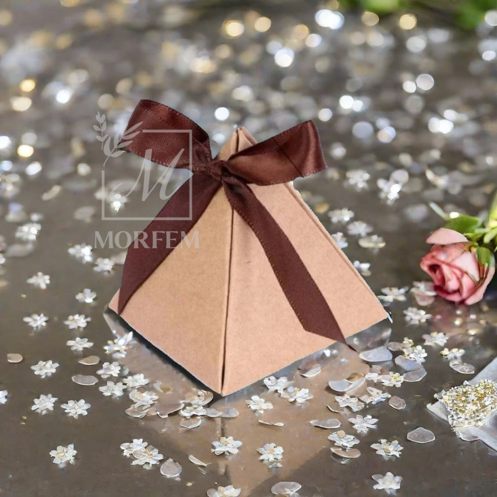 

KOTAK KADO BENTUK SEGITIGA | TRIANGLE SHAPED GIFT BOX | KOTAK SOUVENIR | SOUVENIR BOX | GIFT BOX | KOTAK KADO | GIFT ANNIVERSARY | GIFT WEDDING