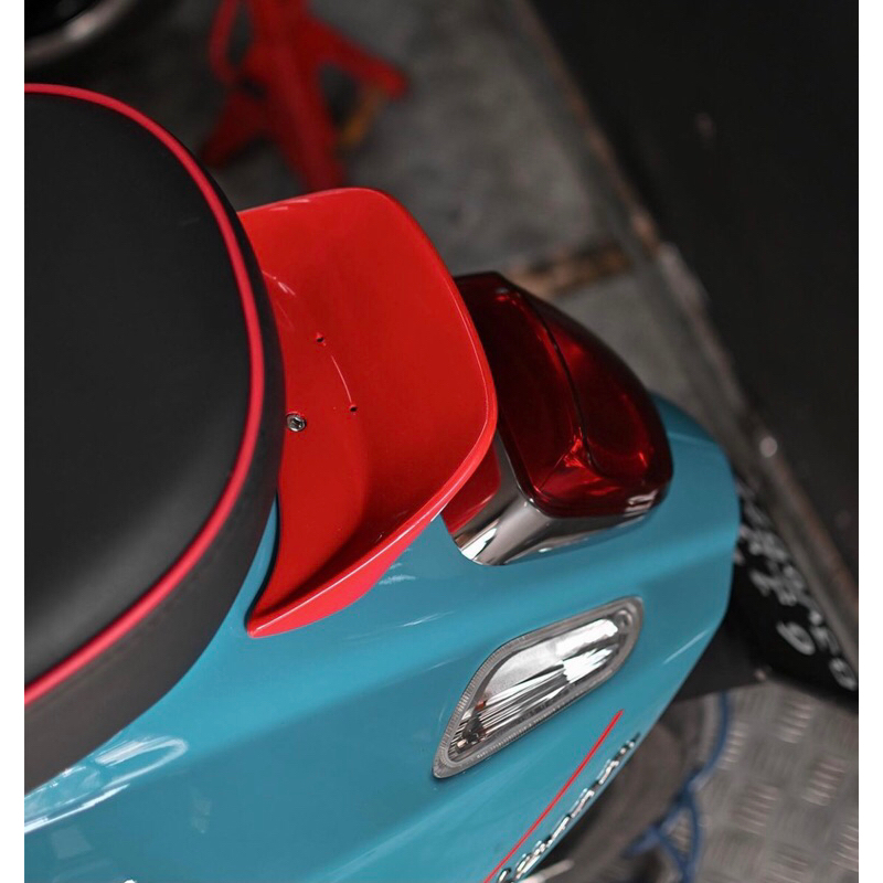 Ducktail Vespa Primavera Sprint