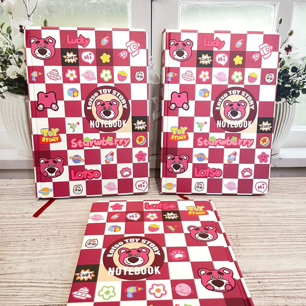 

Buku Tulis Hard Cover Motif LOTSO BEAR Notebook Tebal Bergaris 116 halaman Ukuran B5 Tampilan Cantik Estetik Buku Diary Beruang Lotso Alat Tulis Sekolah dan Kantor Terlengkap bisa COD