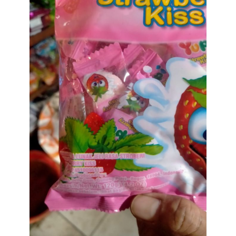 

YUPI STRAWBERRY KISS PERMEN YUPI STRAWBERRY 120g