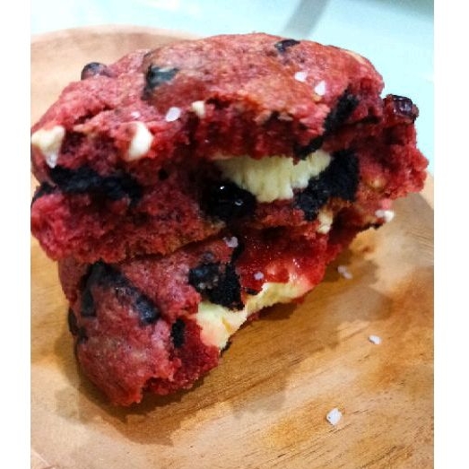 

Oreo Redvelvet Chocolate Chip Cookies With Cream Cheese - 1Pcs