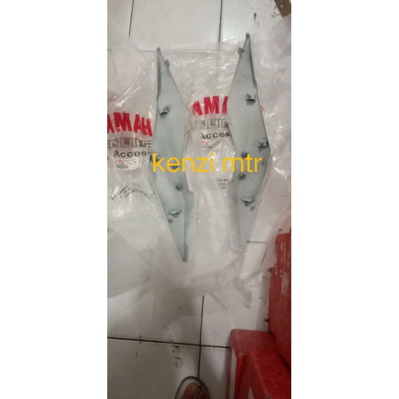 cover body belakang Yamaha x-ride 115 putih