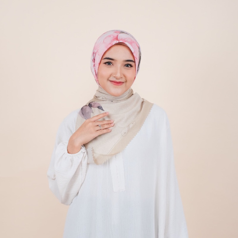Hijab laser cut segi empat print motif Hikiva Marwa warna Khaki