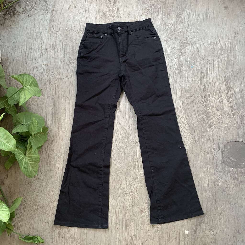 GU by Uniqlo Chinos Pants Size 28 29 Wide Leg Flare Bootcut Black | Celana Kasual Unisex Pria Wanita