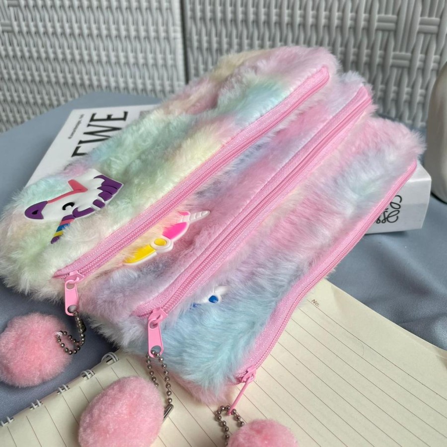 

TEMPAT PENSIL KAIN BULU LOGO UNICORN RAINBOW MODEL BARU SUPER CANTIK BERKUALITAS KOTAK PENSIL UNICORN PLUSIE IMUT LUCU ALAT TULIS STATIONARY BEST QUALITY BISA COD