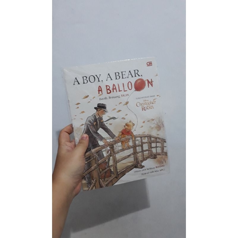 winnie the pooh a boy a bear a balloon buku pooh buku winnie the pooh gramedia