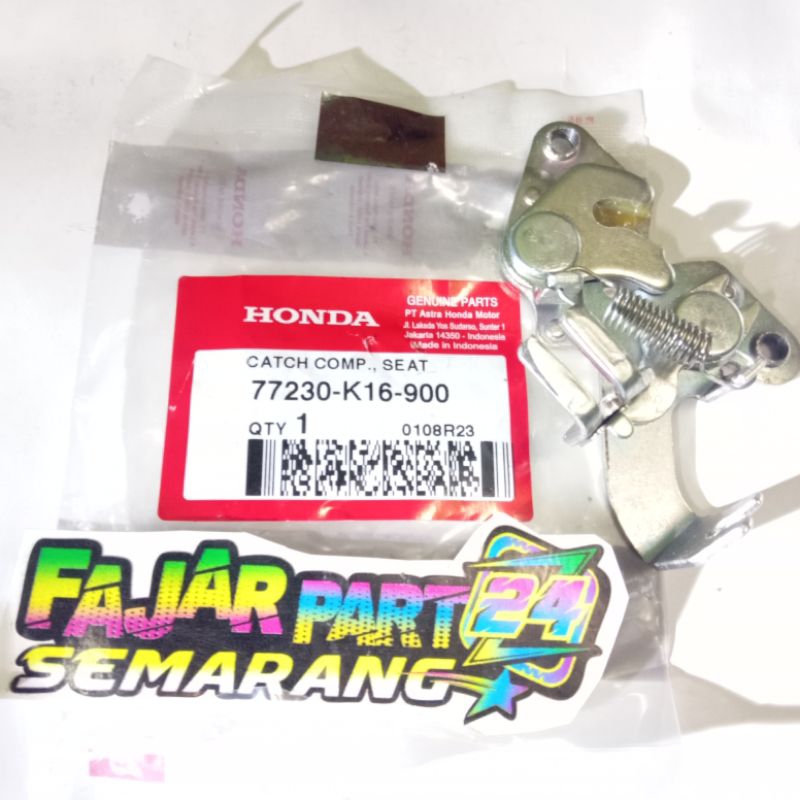 77230-K16-900 DUDUKAN ENGSEL JOK SADEL BELAKANG SCOOPY ESP K93 K16