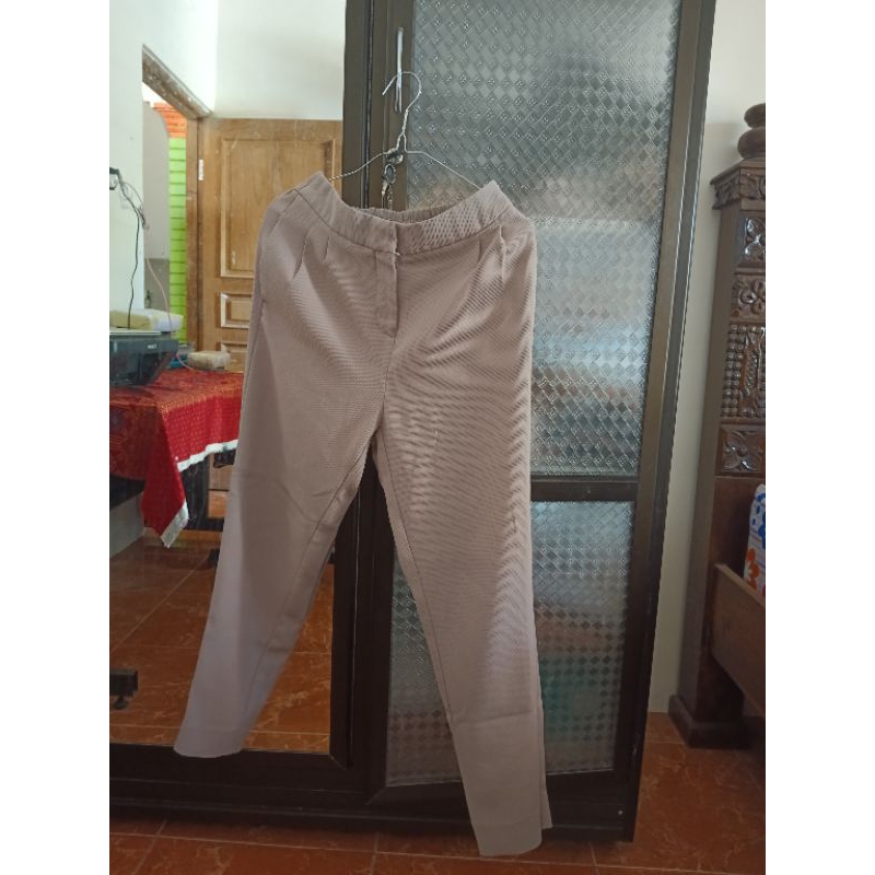 [PRELOVED] CELANA WAFFLE CREAM THE EXECUTIVE