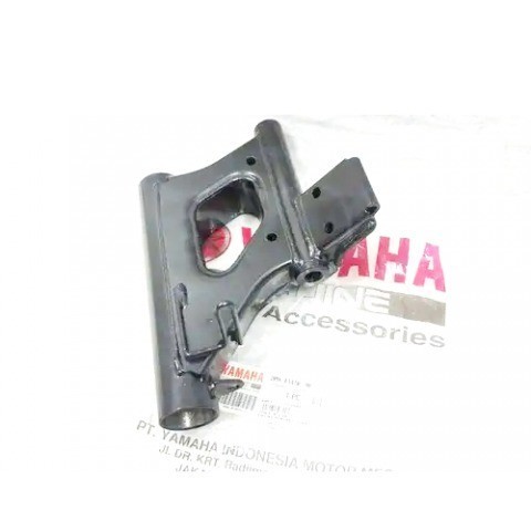 ENGINE MOUTING UNDUR UNDUR MIO M3 MIO 125 YAMAHA (2PH-F1410-00) ORIGINAL YAMAHA (ENGINE BRACKET COMP