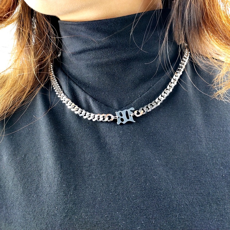 Kalung Hip Hop Kalung Huruf Baja Titanium Kepribadian Pria dan Wanita Trendi