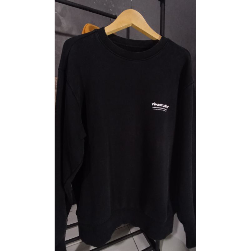 CREWNECK VIVASTUDIO HITAM