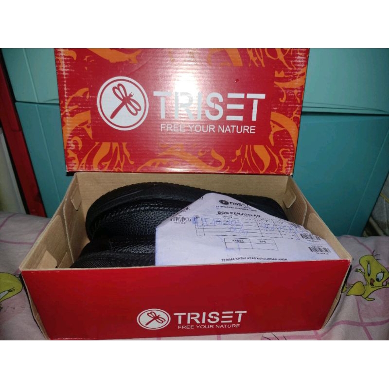 Sepatu Triset Hitam