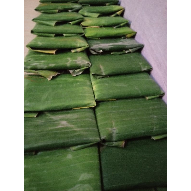 

tempe mendoan mentah satu bungkus isi 10lembar tempe 1bungkus daun isi 2pcs