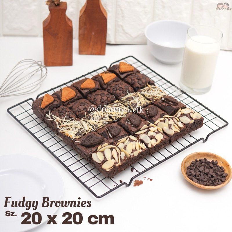 

Fudgy Brownies Shiny Crust Sz 20x20 cm