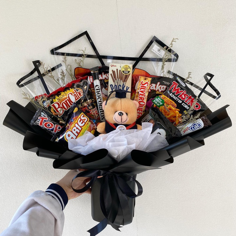 

REYACRAFT Buket Snack Wisuda / Semprot / Ulang Tahun | Buket Snack Hitam | Buket Snack Boneka Wisuda | Buket Setiabudi Bandung