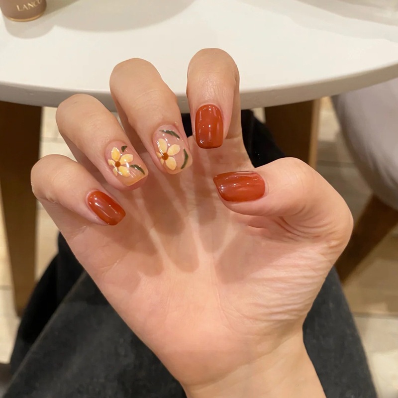 Plumeria retro berwarna merah-cokelat kuku palsu pendek COD 24pcs kuku palsu nail art Pola lukisan b