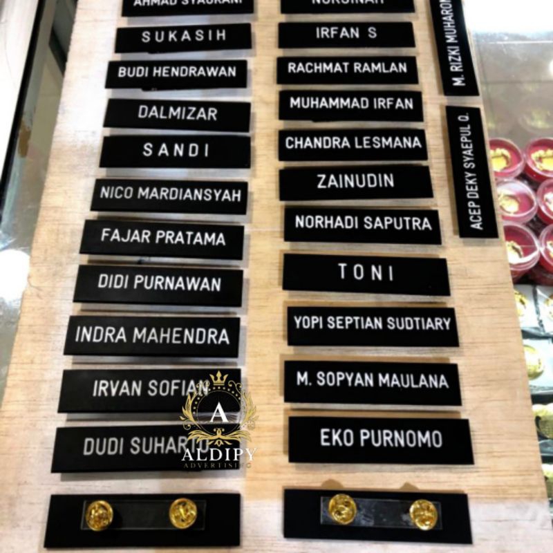 

Papan Nama Dada Name tag Grafir Full Hitam doff Pakai Paku Ukuran 2cm×8cm