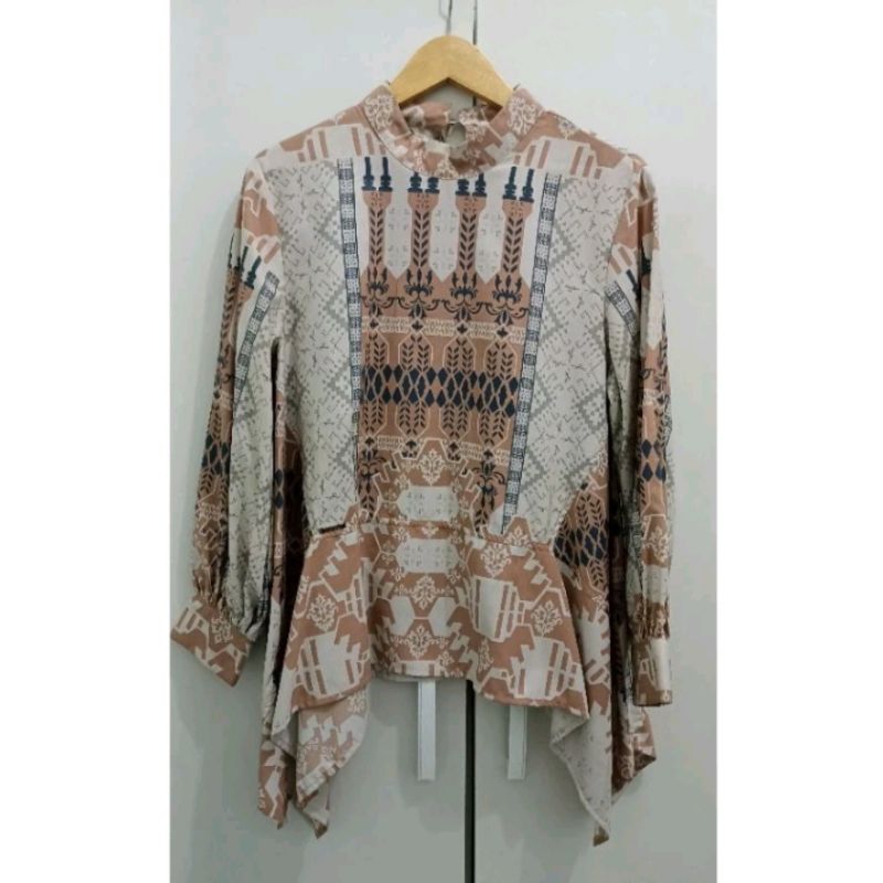 PRELOVED pila blouse wearing klamby