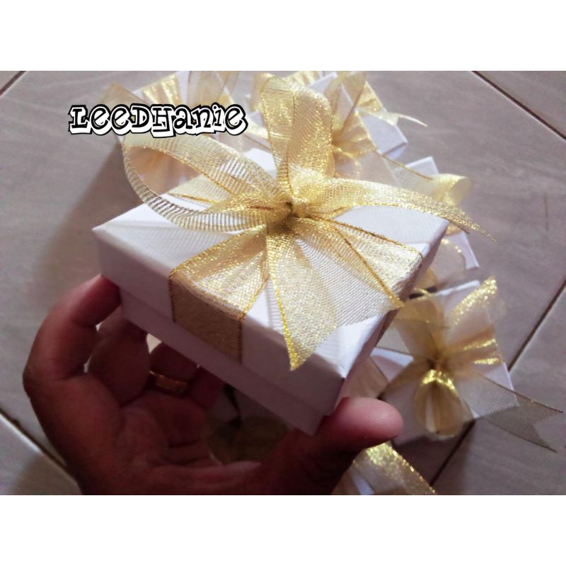 

Box Pita / Kotak kado 8x8x3 Cover luar + Pita gold + Busa tebal 1.8cm cream, Minimal pembelian 12pcs