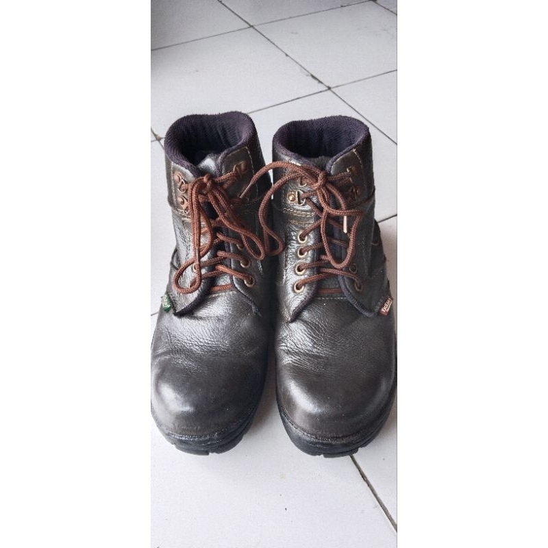 Sepatu safety second