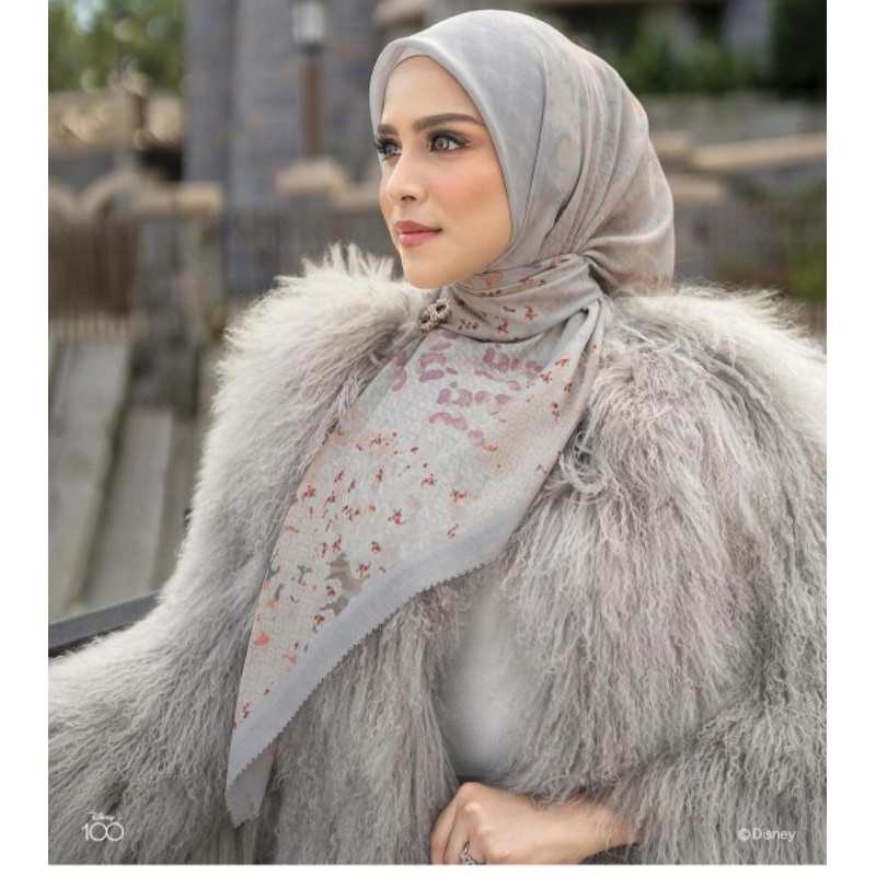 Jilbab Segi Empat Motif Buttonscarves Jubilation Series (logo plat B)