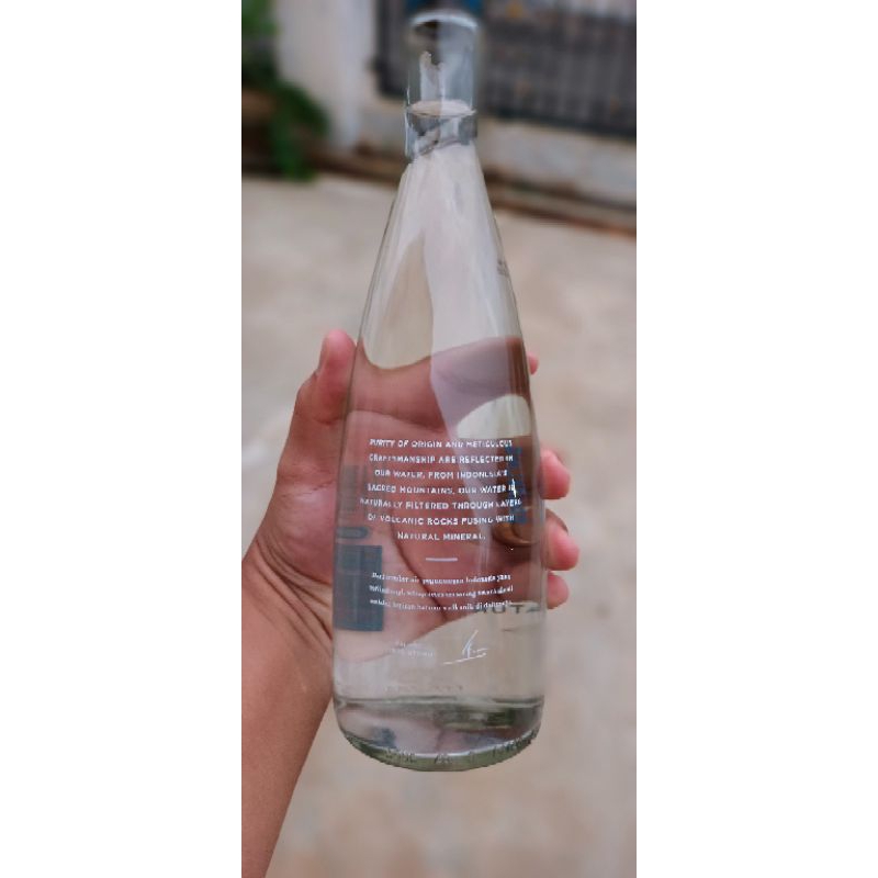 1 Satu Botol Minuman Air Minum Mineral dalam Kemasan AQUA Reflections Sparkling 750ml Botol Beling K