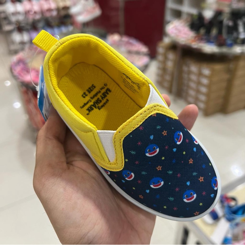 LITTLE M X Baby Shark Sepatu Bayi Super Cute 23-27