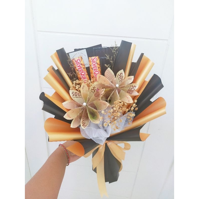 

VEROSE - Buket Uang Daisy + 2 pcs Coklat SilverQueen