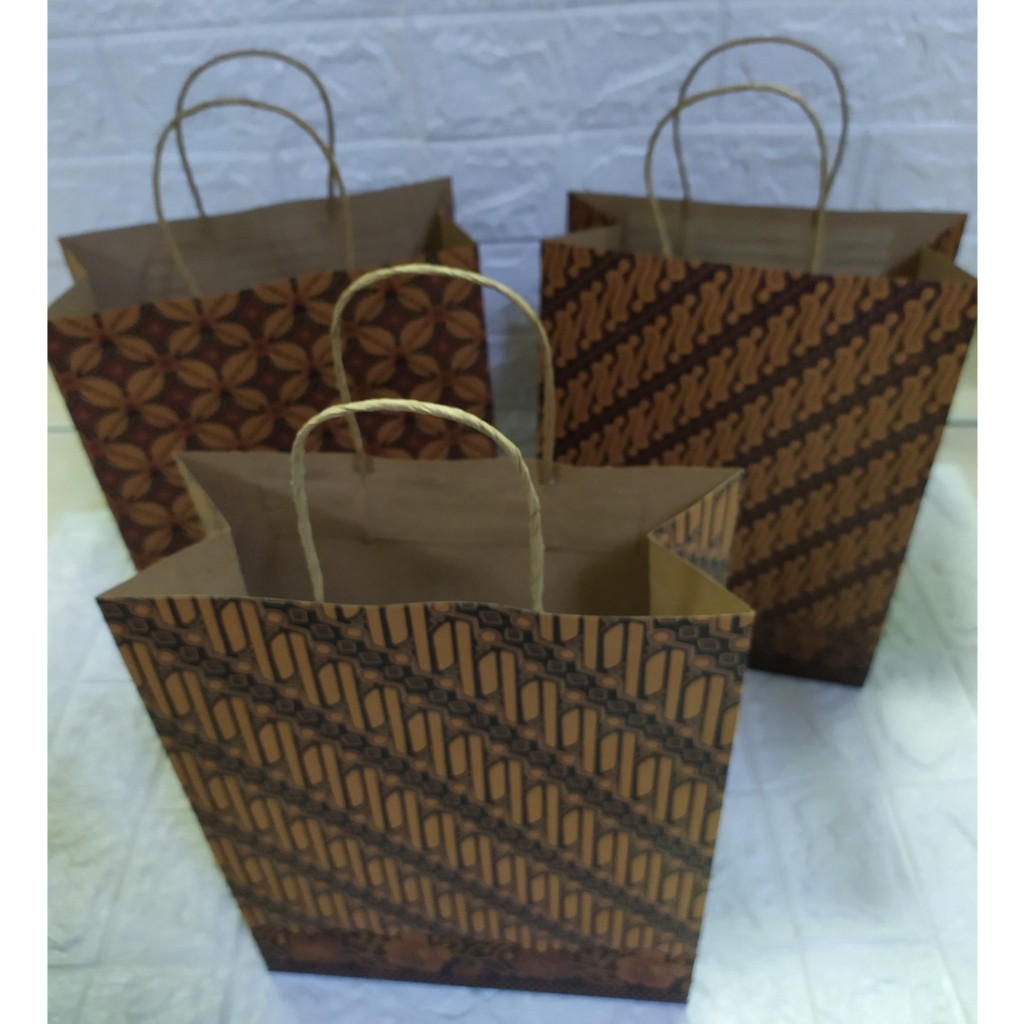 

Paper Bag Batik Kraft Merk Kiky ukuran 300 x 230 x 100mm