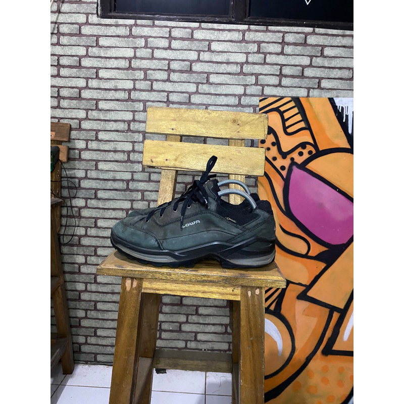 lowa size 42 sepatu hiking sepatu gunung sepatu outdoor
