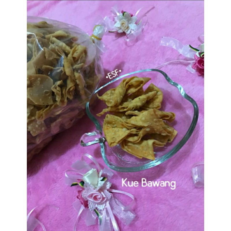 

Kue Bawang / Keripik Bawang