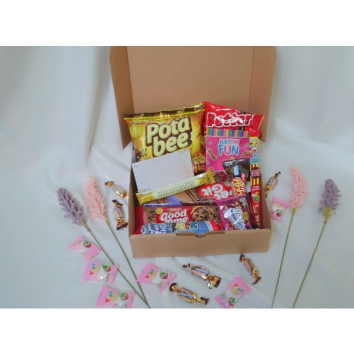 

KODE MTH340 HAMPERS SNACK BOX GIFT/KADO WISUDA/HAMPERS/LEBARAN, SNACK BOX ISI 10PCS Free Request Kartu Ucapan WAJIB MENGGUNAKAN BUBBLEWARP