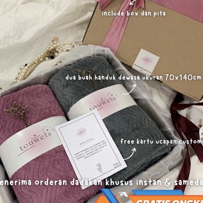 

Kode TYC188 Hampers Kado Souvenir / Gift Set Box Handuk 70x140cm Couple Pasangan / Hampers Wedding Pernikahan / Paket Kado Hampers / Kado Ulang Tahun Birthday / Kado Anniversary / Seserahan Hantaran Pernikahan / Touwels - Hampers Collection